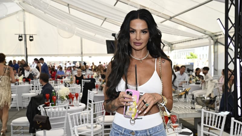 Samé hoaxy, zlehčovala influencerka Plačková údery na Dubaj. Teď otočila a modlí se za blízké