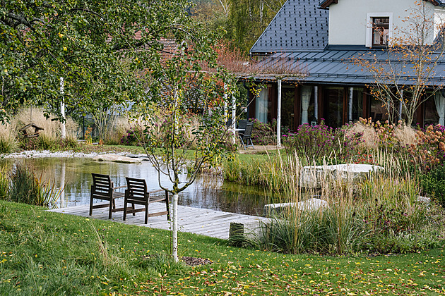 Původně chtěli na zahradě v Kašperkách tůňku. Teď mají oceněné koupací jezero