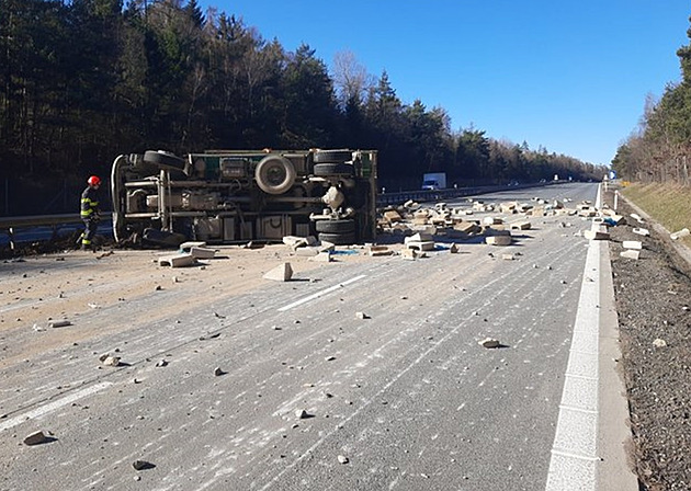 Převrácený náklaďák a vysypaný náklad zablokovaly D1 na Brněnsku, tvoří se kolona