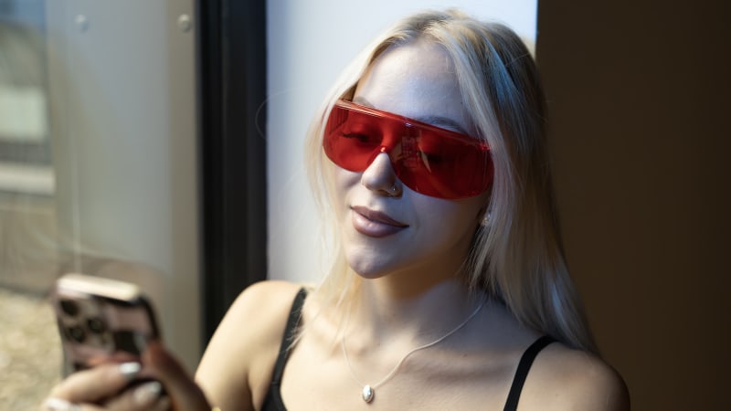 Zázrak pro spánek, nebo virální nesmysl? Červené brýle jsou hit, expert popsal jejich vliv