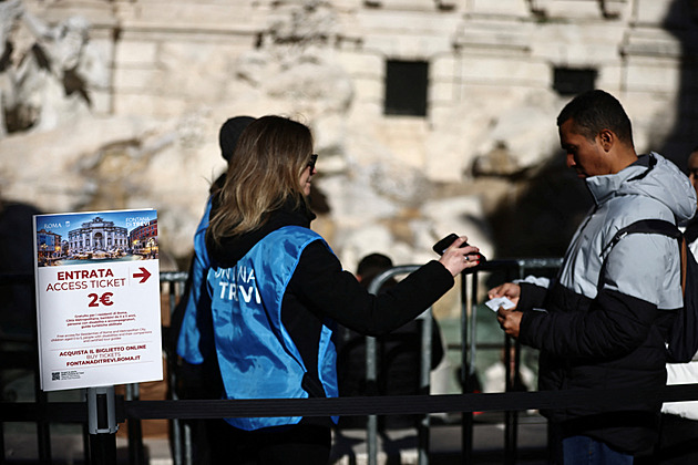 Řím vydělává na zpoplatnění fontány di Trevi. Za první měsíc inkasoval miliony