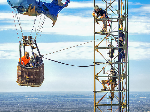 Záchranná akce 300 metrů nad zemí. Balon se zamotal do stožáru vysílače