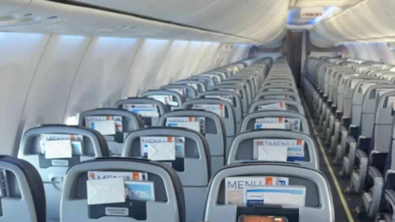 Češi letí do Dubaje. Reportér na palubě odhalil příběhy lidí mířících do ostřelovaných Emirátů