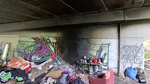 Bezdomovci ohněm poškodili most, silničáři po nich vymáhají desítky tisíc