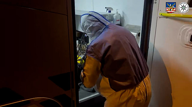 Matka volala policii kvůli dceři, tu našli v bytě mrtvou. Podezřelý seděl u dveří