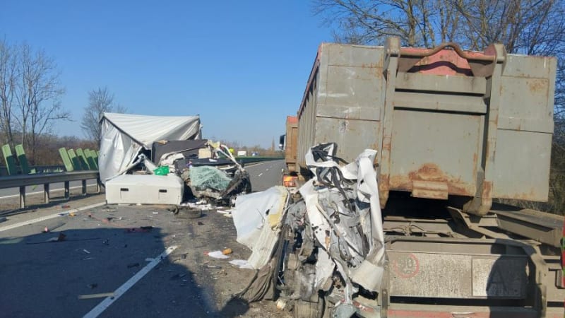 Hrůzná nehoda na D35: Dálnice je uzavřená. Z dodávky zůstal jen šrot, odhalují snímky