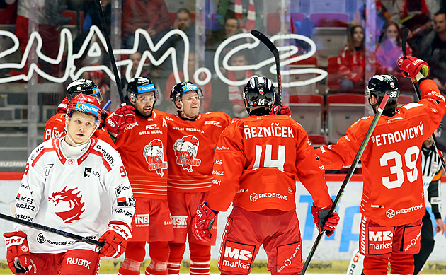 ONLINE: Olomouc se dotáhla na Třinec, Motor vede v Brně, navrch mají i Vary