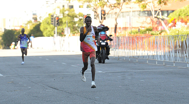 Rozhodla setina sekundy. Středoškolský trenér vyhrál maraton v Los Angeles