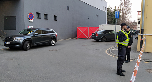 „Zatkli muže, měl zakrvácené ruce.“ Potyčka u nákupního centra skončila smrtí