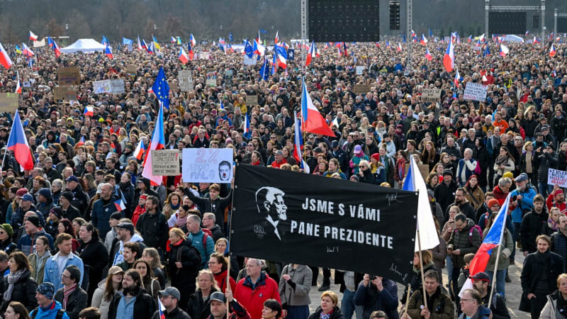 Na Letné demonstrovalo nejméně 250 tisíc lidí, hlásil Minář. Došlo na „českou vlnu“ i hymnu
