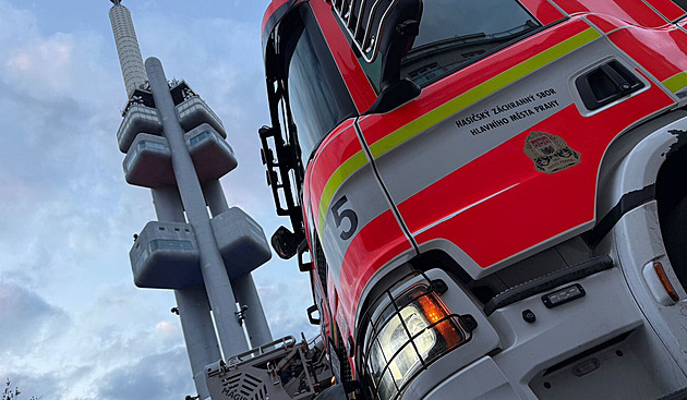 Poplach v Žižkovské věži. Kvůli požáru ve výtahu se evakuovalo sto lidí