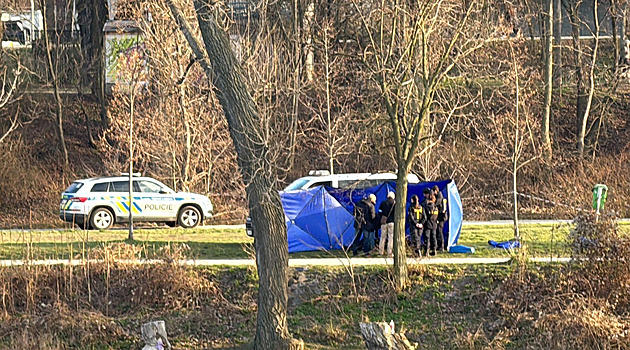 U Štvanické lávky v Praze našli mrtvého muže, nedaleko chce žena skočit z mostu