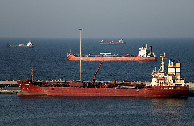 Hormuzský průliv zůstává uzavřen a ropa dál zdražuje. Navzdory Trumpovu ultimátu