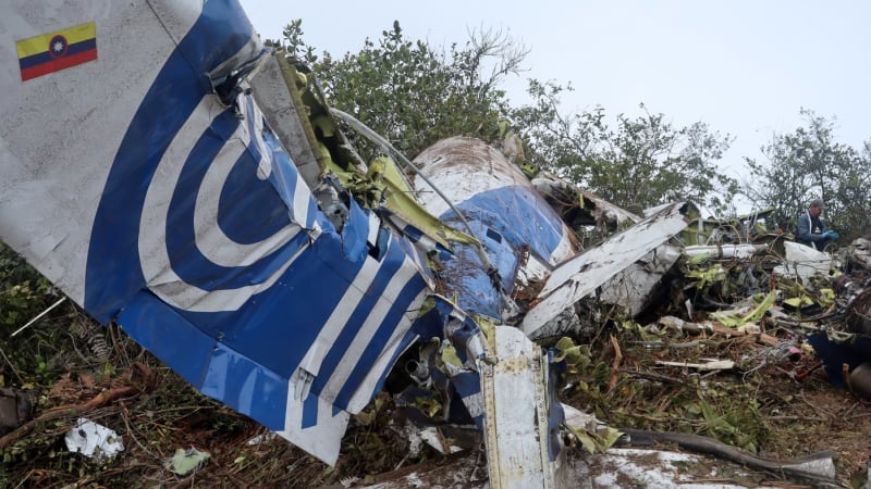 V Kolumbii se zřítil armádní letoun. Na palubě bylo přes 100 lidí, ministr kondoloval rodinám