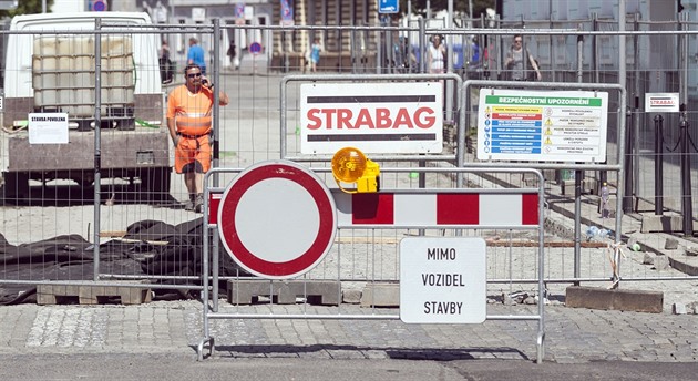 Řidiče v Pardubickém kraji čekají kolony. Víme, které uzavírky budou největší