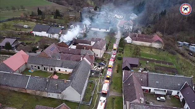 Plameny pohltily stodolu, ze střechy zbyl jen krov. Hasiči ukázali video z dronu