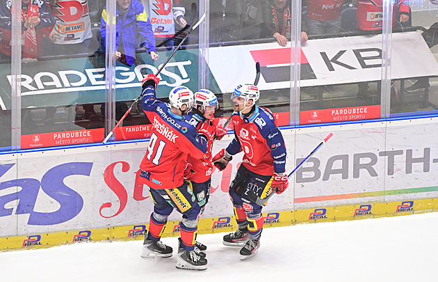 ONLINE: Pardubice v přesilovce otáčí mač se Spartou. Třinec otevírá skóre s Vary