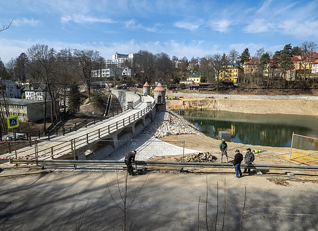 Rozsáhlá oprava liberecké přehrady končí, plavci si ještě počkají