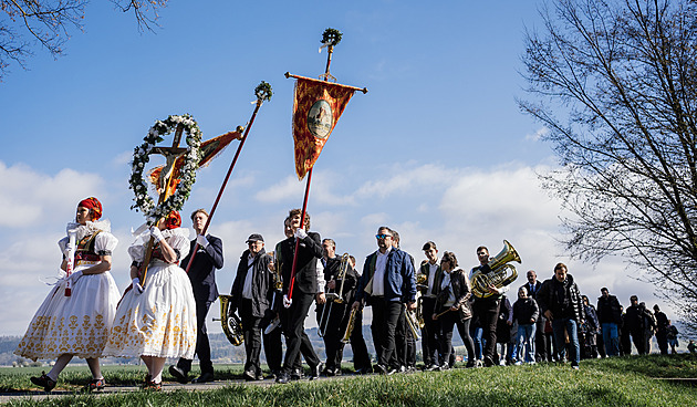 OBRAZEM: Velikonoční oslavy vrcholí. Podívejte se, jak lidé nejen v Česku slaví