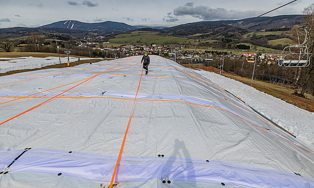 Finský zlepšovák v Mladých Bukách. Kubíky sněhu přečkají léto pod plachtou
