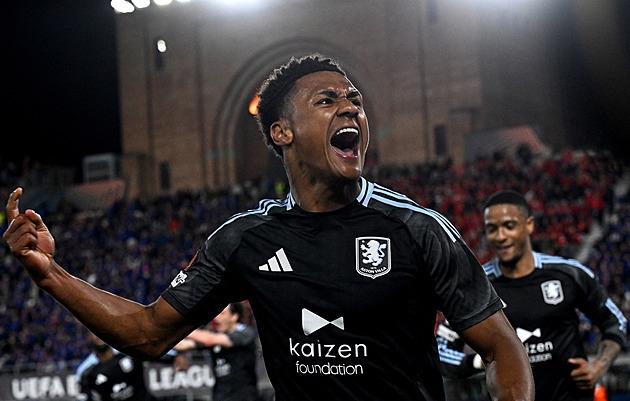 Watkins dvěma góly srazil Boloňu, Porto si v Evropské lize dalo kuriózní vlastňák