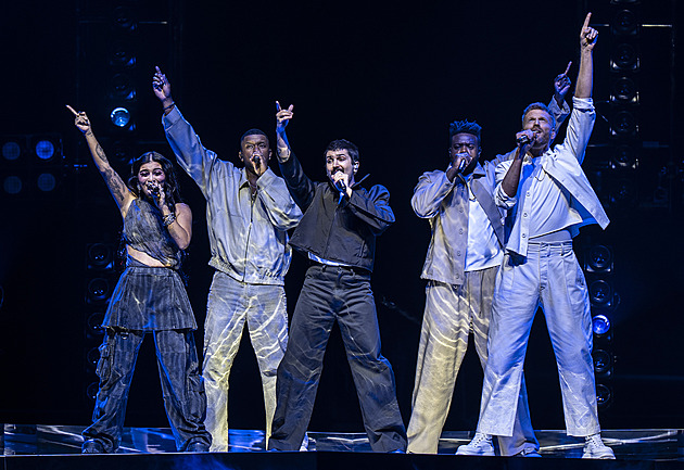 RECENZE: Pentatonix tlačili na pilu. Vokální harmonie topili v teatrálnosti