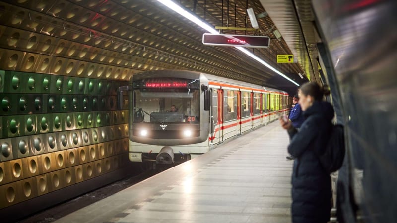 Pod pražské metro skočil ve stanici Černý Most muž: Část linky B byla mimo provoz