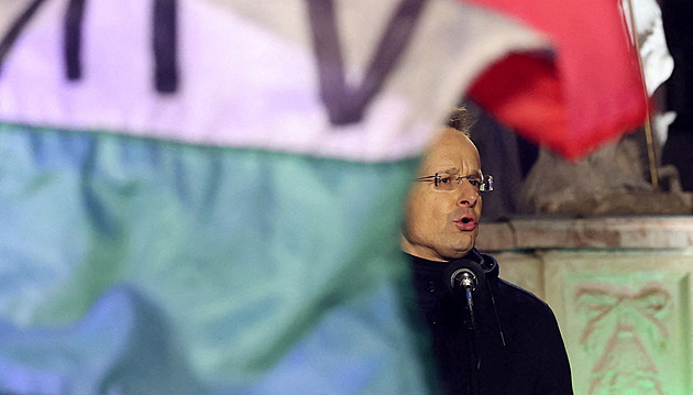 S Orbánem vedli kampaň, po volbách mlčí. Kde je Szijjártó a Lázár, ptají se Maďaři