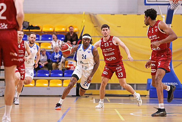 Bůh mě chce v Česku. Američan z NBL líčí útěk před válkou gangů: Okolo se střílelo!