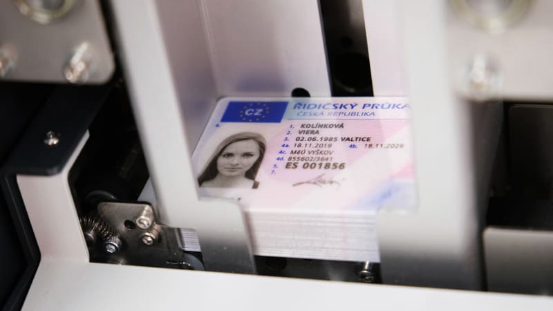 Zkontrolujte si řidičák, než odjedete na prázdniny. Letos jich končí přes 450 tisíc