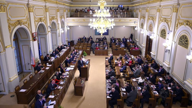 ON-LINE: Horko ve Sněmovně. Poslance čeká ostrá debata o palivech i veřejnoprávních médiích