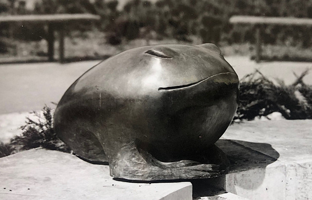 Symbol Ládví kdysi zloději ukradli. Teď se bronzová socha Žabáka vrací domů