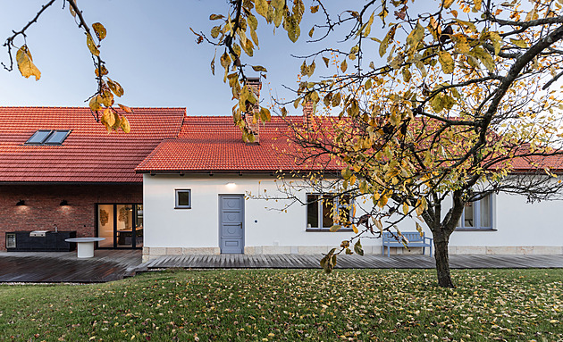 Místo televize mají vlastní hospodu. Proměna chalupy po předcích bere dech