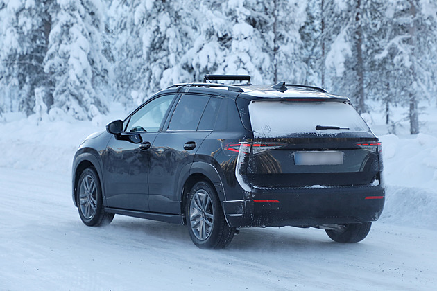 Škoda Epiq žhaví gumy na start. Fotograf ji nachytal při testech