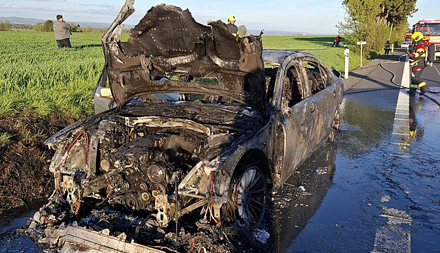 Na dálnici D35 vzplálo auto, navzdory snaze hasičů kompletně shořelo