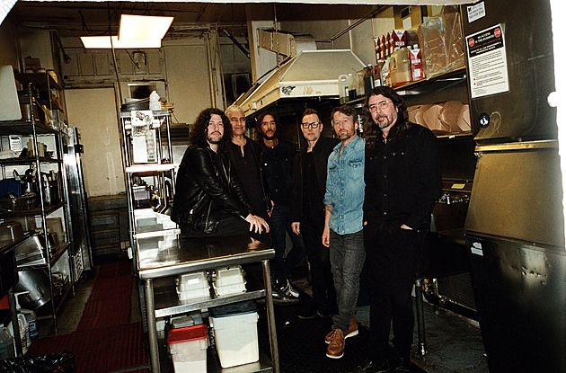 Jiskra a sud prachu. Foo Fighters vydali první desku s novým bubeníkem