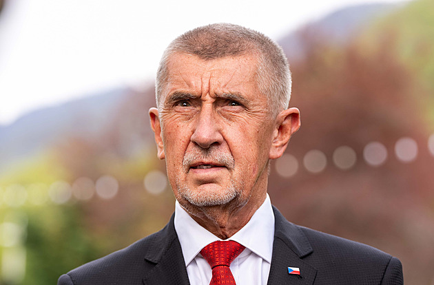 Větší letadla, nové přímé spoje. Vláda chce rozšířit dráhu karlovarského letiště