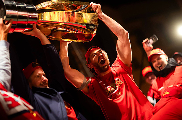 OBRAZEM: Hektolitry šampaňského a euforie uprostřed noci. Hokejoví mistři slavili