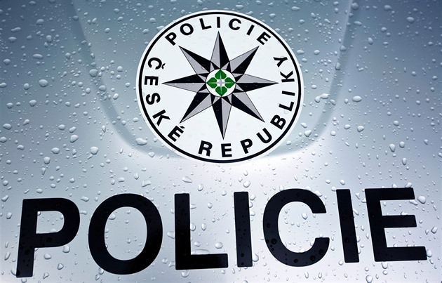 Mladík nožem ohrožoval seniora, po výslechu na policii přepadl benzinku