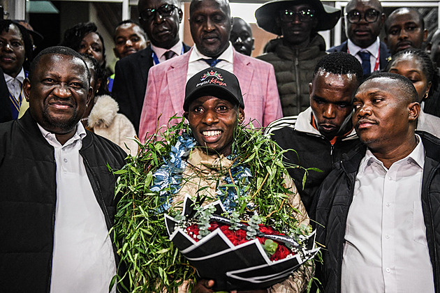 Sláva, tanec, prezident a jako dar miliony i auto. Keňa přivítala maratonského hrdinu