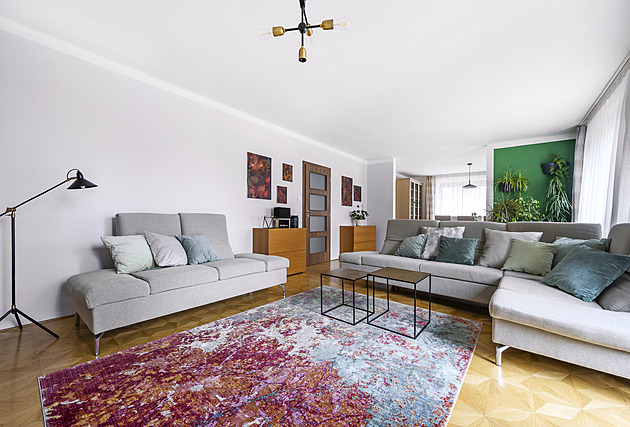 Z ponurého přízemí je oáza světla. Designérka v Jičíně kouzlila i bez bourání