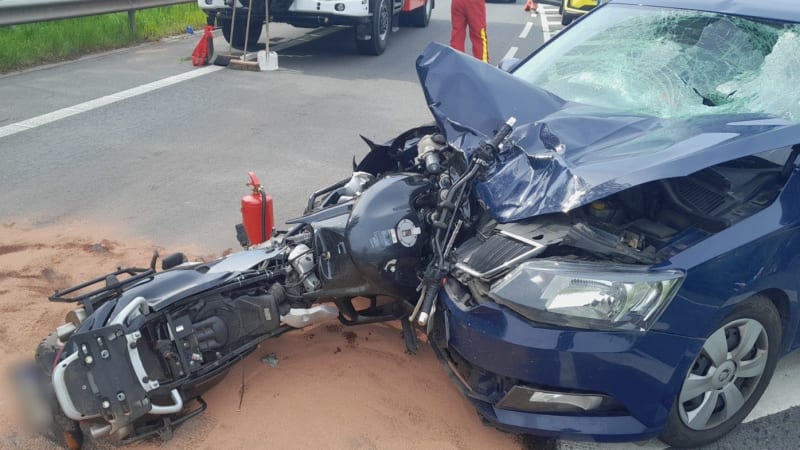 Smrt na Tachovsku: Zdrogovaný řidič vjel do protisměru, sraženého motorkáře resuscitovali marně