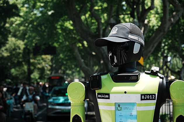 Těšíte se, až budou dopravu řídit humanoidi? Takto to vypadá v Číně