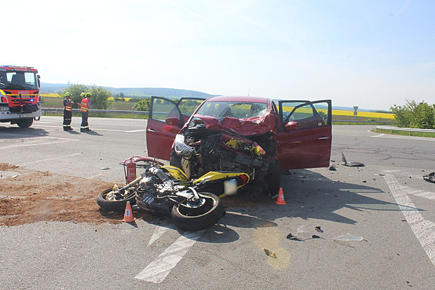 Řidička se při odbočování střetla s motorkářem, muž na místě zemřel