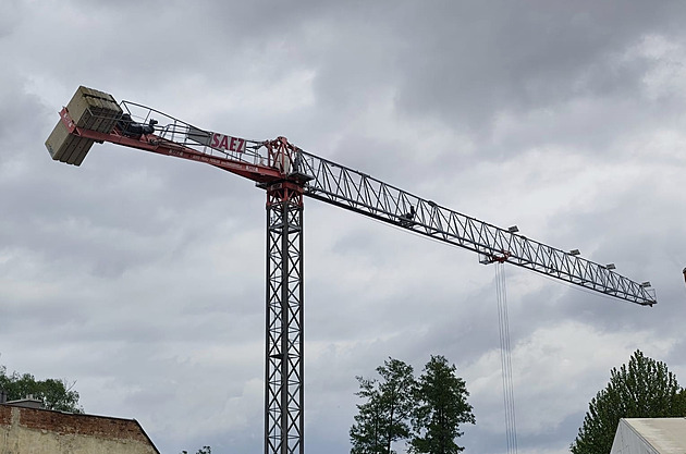 V Brně na stavbě prasklo jeřábu rameno. Policie uzavřela okolí, evakuuje lidi