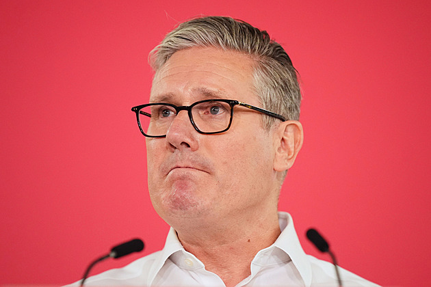 Starmer čelí sílícímu tlaku spolustraníků, aby rezignoval. Má říct, kdy skončí