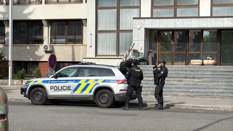 Hlášena střelba v pražském hotelu. Zasahovali policisté se samopaly a balistickým štítem