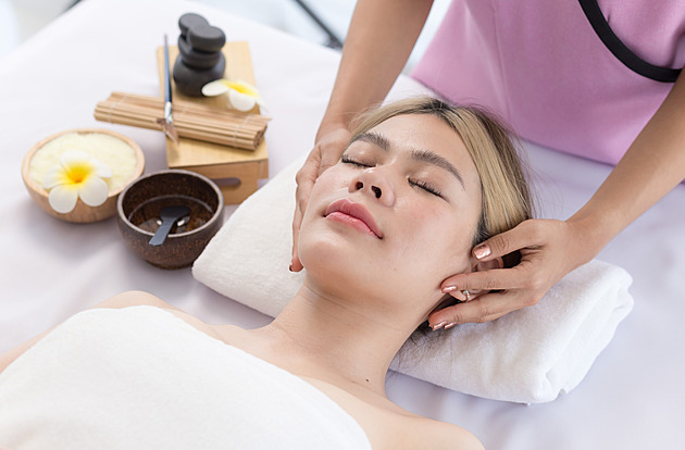 Chystáte se na wellness? Hitem ve světě jsou hladové rybky i hadi na prsou