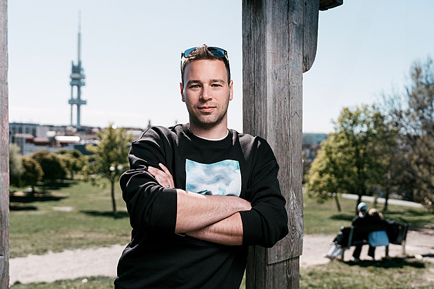 Otčím nás okouzlil, zbavit se jeho příjmení trvalo roky. Syn Monyové o vraždě mámy