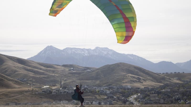 Letadlo ve vzduchu narazilo do paraglidistky. Děsivé záběry ukazují, jak ve spirále padala dolů